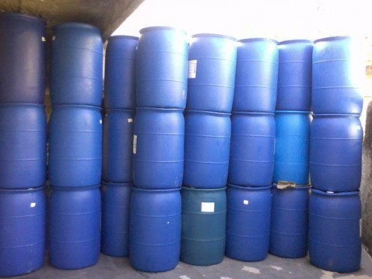 Galões, tambores, Barris fortes ,Bombonas de 220 litros de material forte e resistente